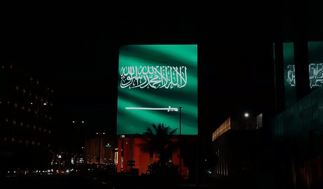 جدة تتزين بـ 3000 علم احتفالًا بيوم العلم السعودي 