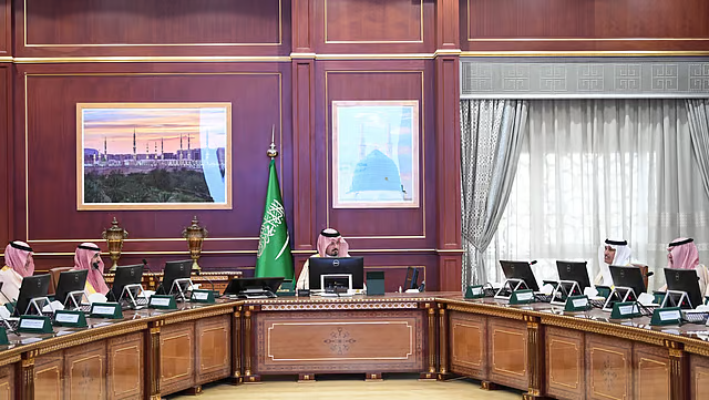 أمير المدينة يدشّن مشاريع طرق جديدة