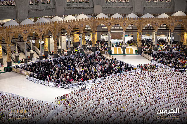 123 قبة بيضاء تزين رواق المسجد الحرام