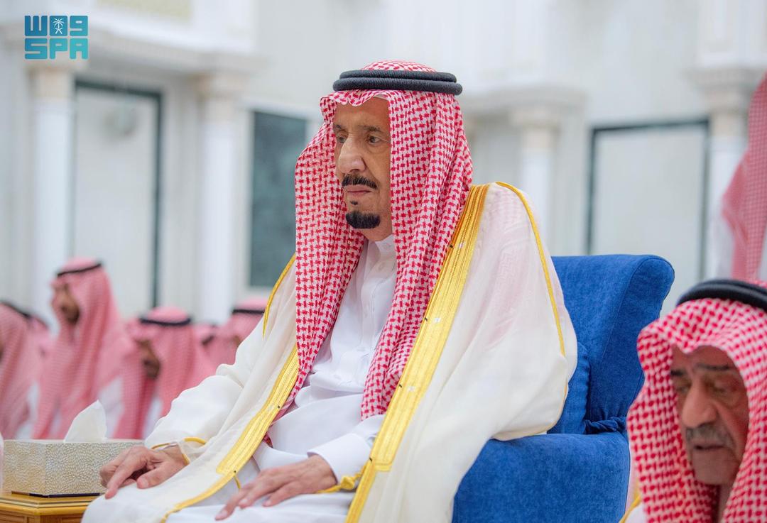 خادم الحرمين الشريفين يؤدي صلاة عيد الفطر 