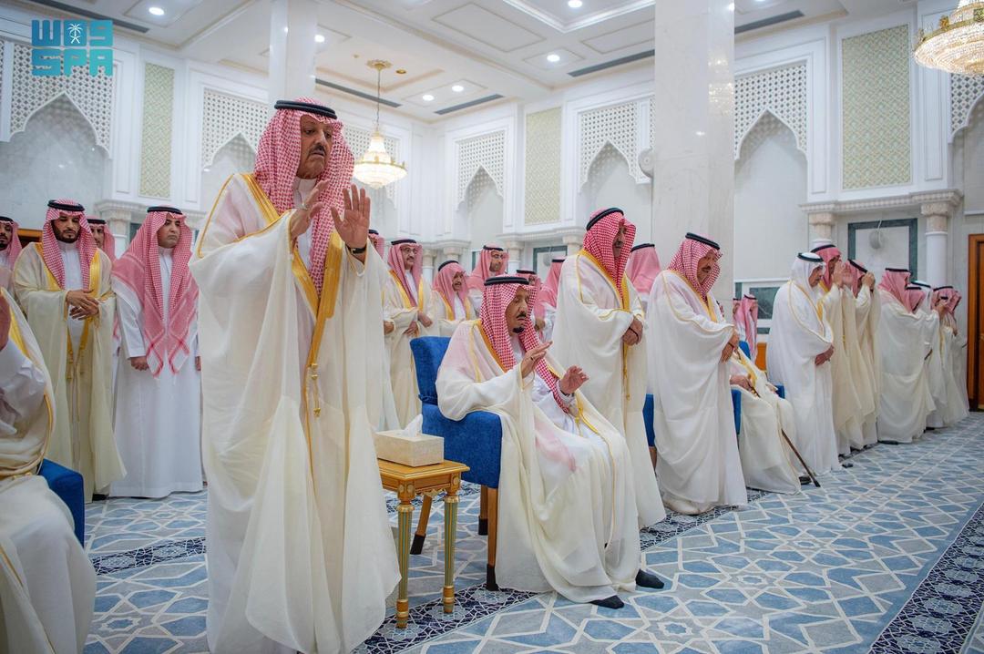 خادم الحرمين الشريفين يؤدي صلاة عيد الفطر 
