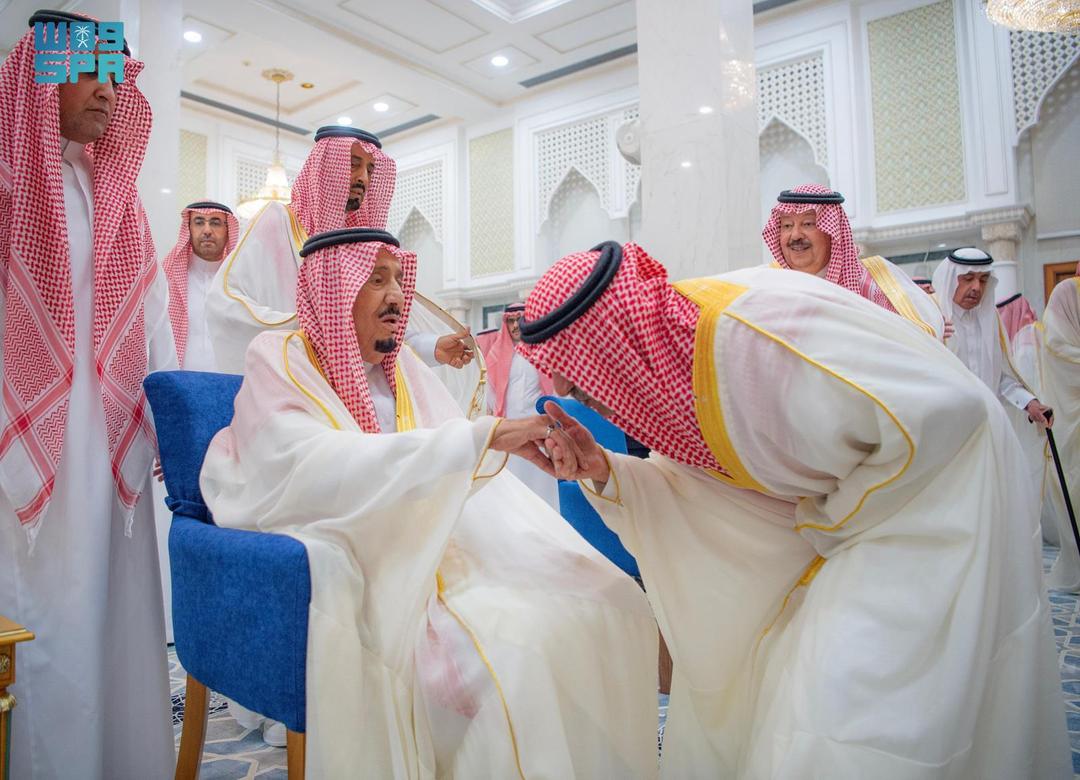 خادم الحرمين الشريفين يؤدي صلاة عيد الفطر 