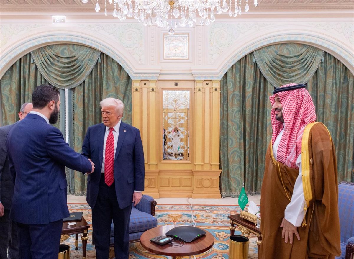 مصافحة ولي العهد وترامب للرئيس السوري أحمد الشرع