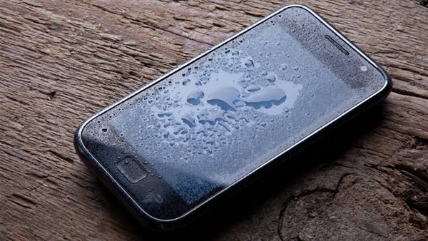خطوات حماية الهاتف من التلف بعد السقوط في المياه
