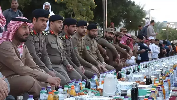 محافظ الخرج يشارك رجال الأمن وجبة الإفطار في الميدان