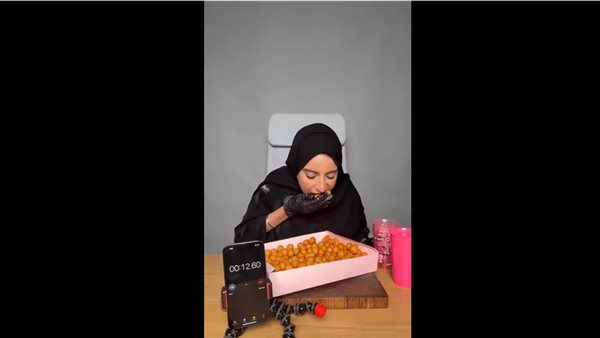 رنا مطر تتناول 100 حبة لقيمات في 9 دقائق