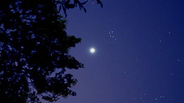  قمر رمضان يقترن بعنقود نجم الثريا