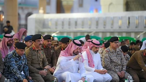 أمير المدينة يشارك رجال الأمن إفطارهم بالمسجد النبوي