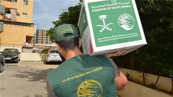 مركز الملك سلمان للإغاثة يوزع 329 سلة غذائية في لحج باليمن