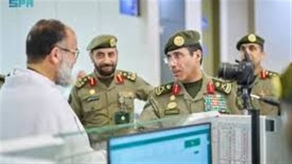 مدير الجوازات يتفقد صالات العمرة بمطار المدينة المنورة