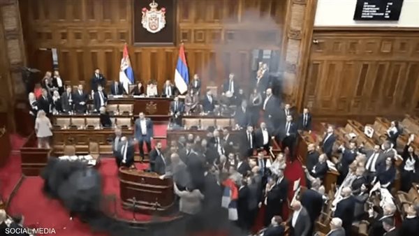اشتباكات البرلمان الصربي: قنابل دخانية وغاز مسيل
