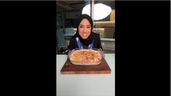 رنا مطر تنجح في تحدى جديد وتتناول صينية فتة شاورما في 3 دقائ