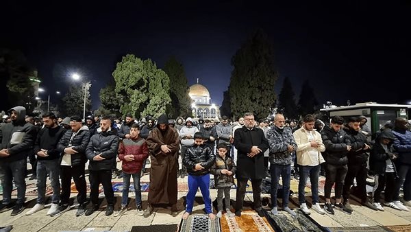 حشود تملأ المسجد الأقصى في ليلة رمضانية مباركة