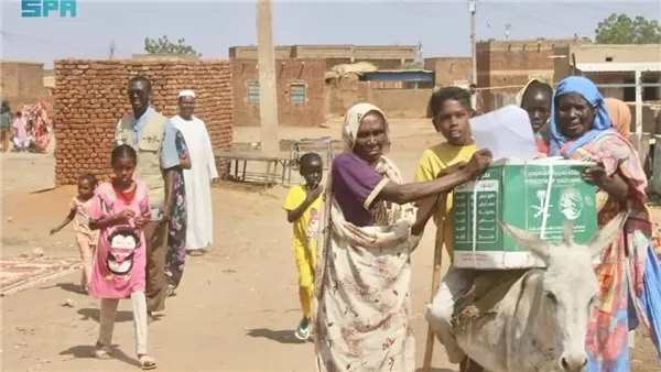 مركز الملك سلمان للإغاثة يوزع 1330 سلة غذائية بالسودان