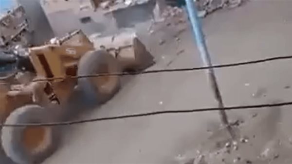 رجل يهدم منزل شقيقه بجرافة بسبب الميراث