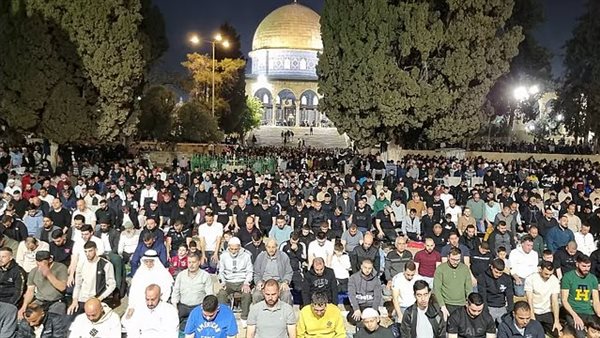 90 ألف مصلٍ يؤدون التراويح بالأقصى رغم القيود
