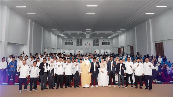 السعودية تنظم أكبر مائدة إفطار رمضانية بإندونيسيا