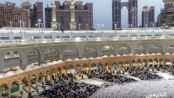 123 قبة بيضاء تزين رواق المسجد الحرام