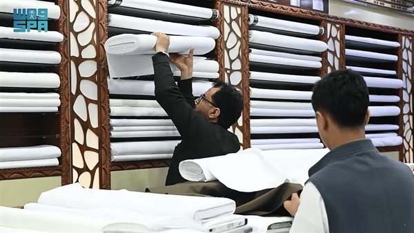 انتعاش أسواق جدة بملابس العيد الرجالية