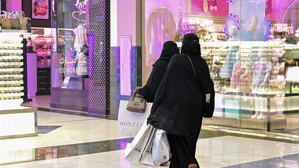 إقبال كثيف على الأسواق استعدادًا للعيد