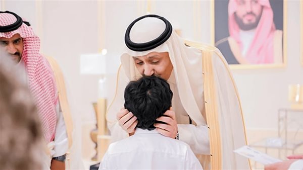 أمير الباحة يعايد أيتام أكناف بالعيديات