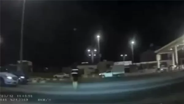 بالفيديو: فتاة ضائعة في مكة ورجل أمن