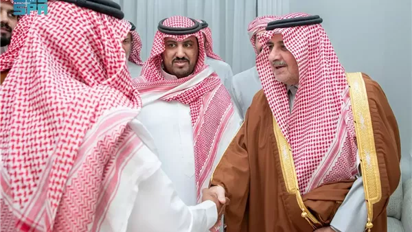 أمير تبوك يقدم تعازيه لأسرة القحطاني