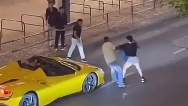 شجار شابين على فيراري في برلين
