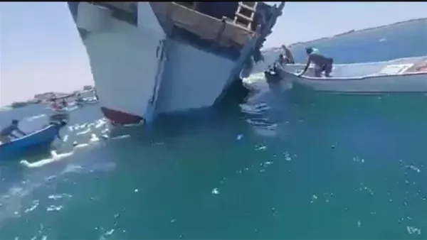  لحظة انقلاب سفينة