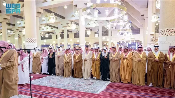 أمير الرياض يؤدي صلاة الميت على الأمير ناصر