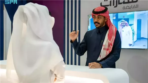 مطارات القابضة