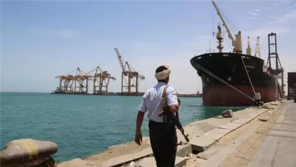 الجيش الإسرائيلي يحذر من استهداف موانئ يمنية