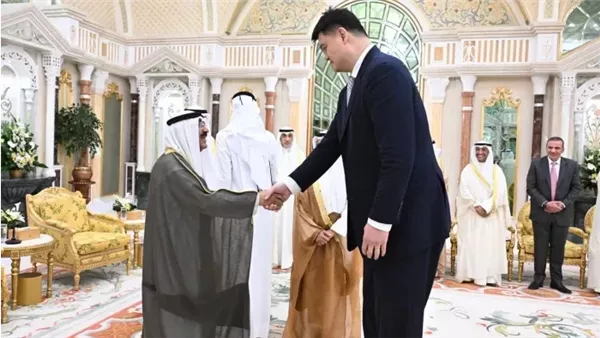 ياو مينغ يصافح أمير الكويت رسميًا