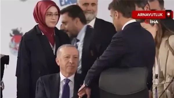 أردوغان يمسك إصبع ماكرون بقوة