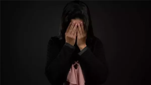 امرأة تطلب الطلاق بسبب مشهور