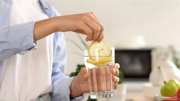 كوب من الماء مع شريحة ليمون 
