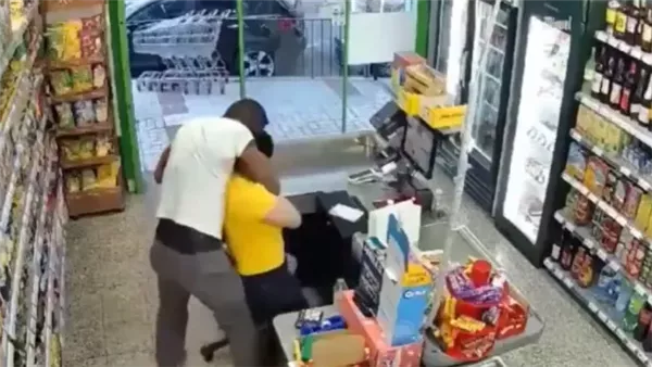 سرقة متجر في مالقة واعتداء مسجل