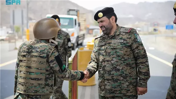 عوض العنزي يتفقد أفواج عسير وجازان 
