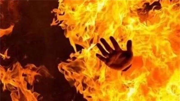 شاب يحرق قريبة له بسبب السحر