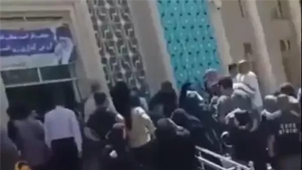 إيرانيون يسحبون أموالهم بعد الغارات